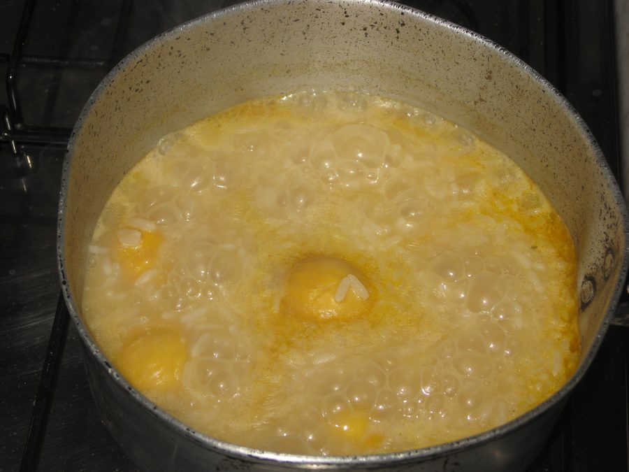Миска с arroz com pequi, рисом с плодами пе-ки из региональной кухни Гояса
