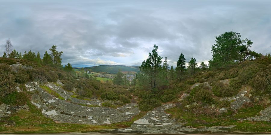 Панорамный вид с Craigendarroch на Баллатер и реку Ди в Абердиншире