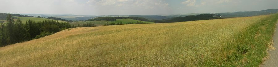 Панорамный вид на сельскую местность со стороны дороги Podmokly–Hradiště в направлении северо-запада и севера