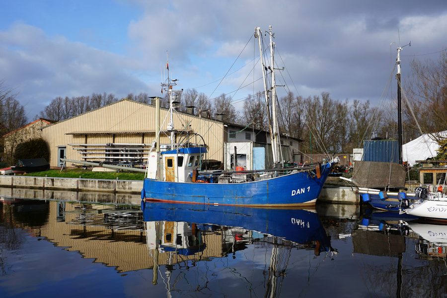 В порту Фареля зимой стоит на приколе креветочный траулер DAN 1 Friesland.