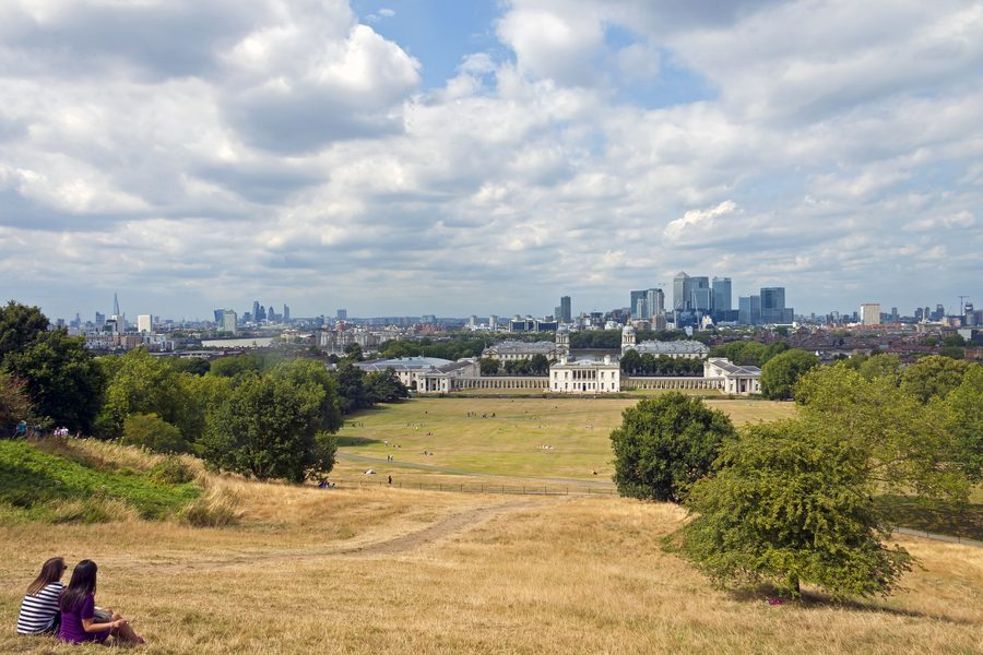 Вид на объект Всемирного наследия Maritime Greenwich рядом с Королевской обсерваторией, с Темзой и панорамой Лондона