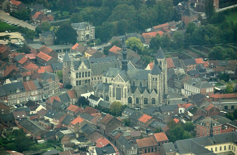 Вид с воздуха на центр Зутлеува с ратушей и Sint-Leonarduskerk