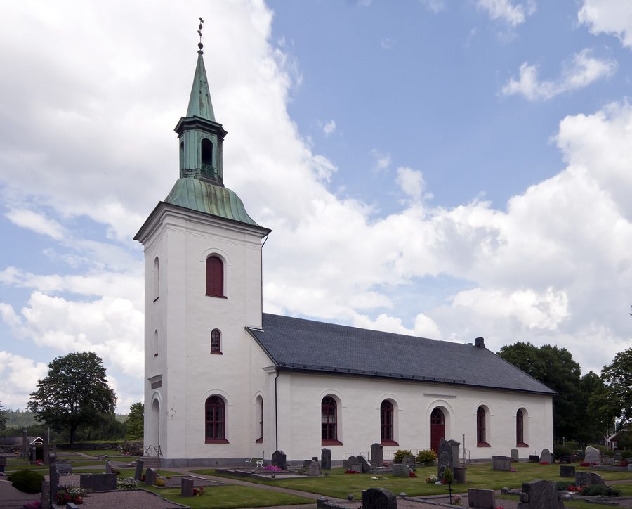 Вид снаружи на церковь Hemsjö kyrka в Хемсё, Швеция