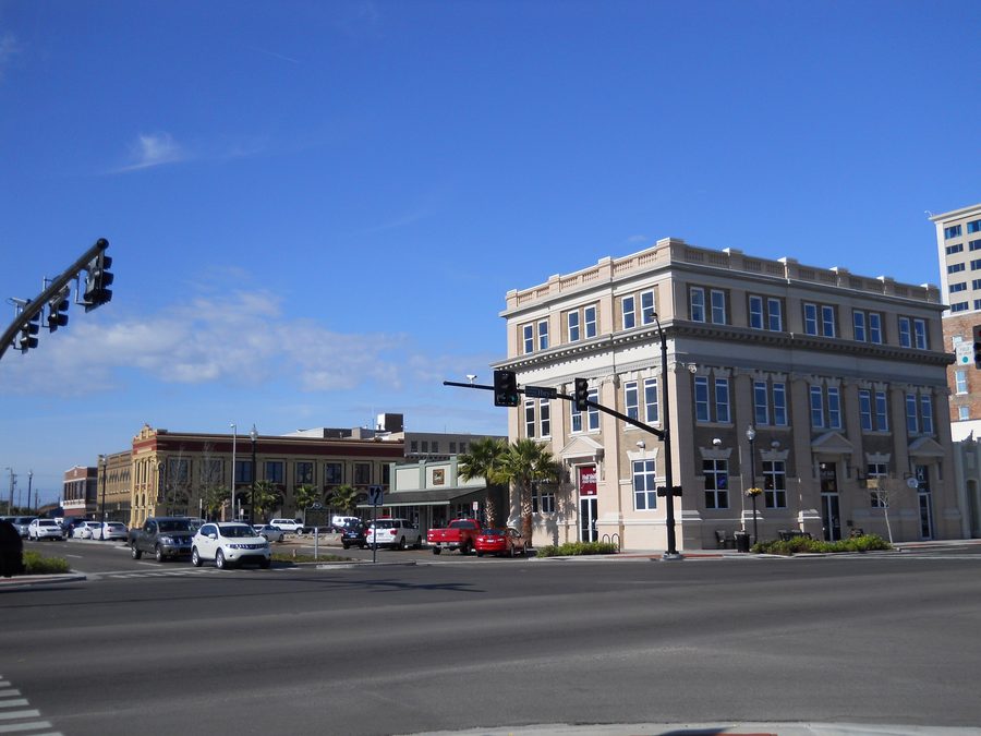 Вид на Gulfport Harbor Square Commercial Historic District в Галфпорте, Миссисипи