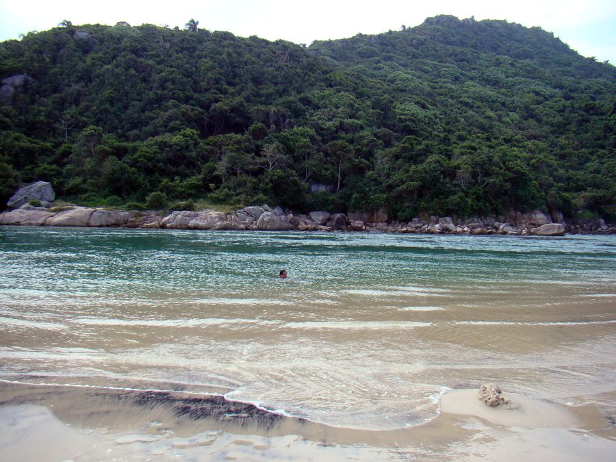 Пейзаж Guarda do Embaú с пляжем и Rio da Madre в Пальосе, Санта-Катарина
