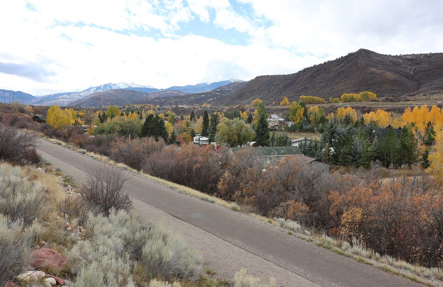 С видом на Вуди-Крик, Колорадо, с точки выше Rio Grande Trail.