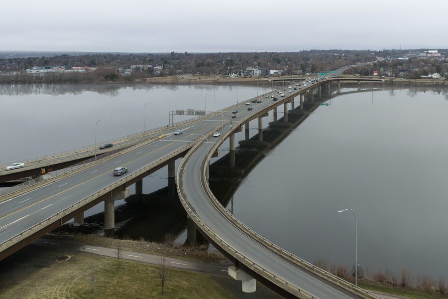 Мост Westmorland Street Bridge через реку Сент-Джон во Фредериктоне при дневном свете.