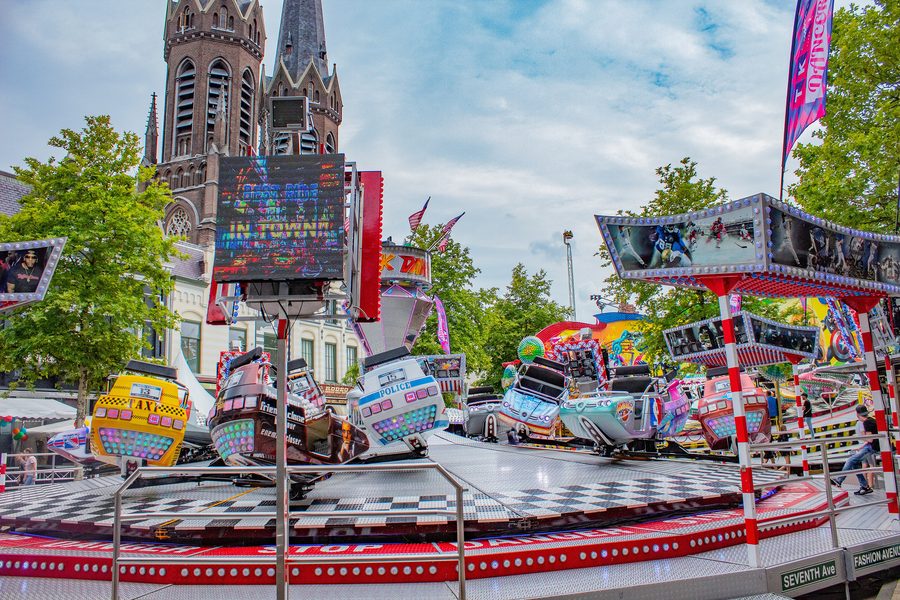 Аттракцион breakdance на Tilburgse Kermis на Heuvel