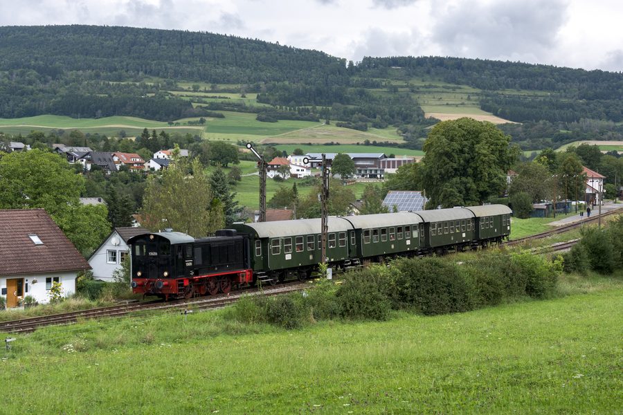 Исторический локомотив V 36 204 железной дороги Sauschwänzlebahn с пассажирскими вагонами в долине Вутах