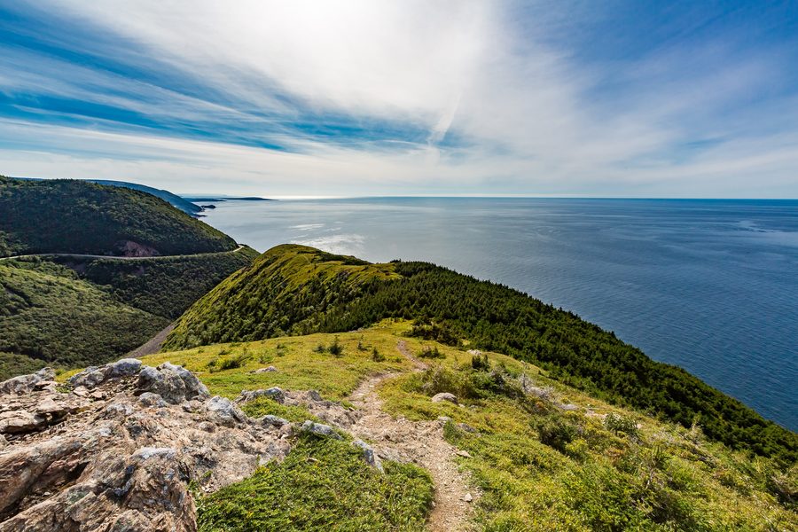 Вид на Кэбот-Трейл со Skyline Trail в национальном парке Кейп-Бретон-Хайлендс