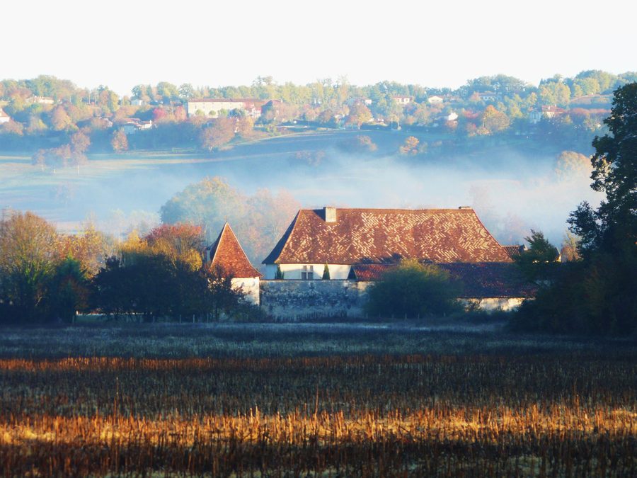 Южная сторона замка Beauséjour в Токан-Сен-Апр, с высотами Монтагрие на заднем плане