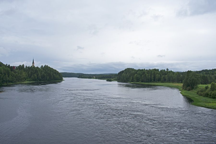 Река Vindelälven у Vindeln, вид с моста вниз по течению, в окружении лесного пейзажа