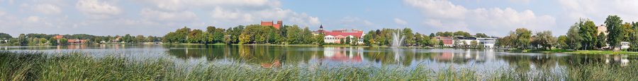 Панорама озера Езиорак и набережной в Илаве