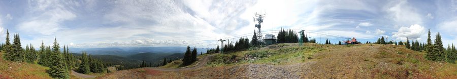 Вид с SilverStar Mountain на курорт и горный пейзаж.