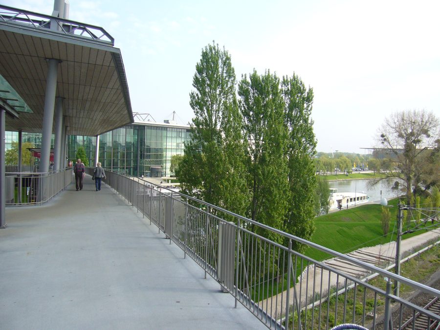 Мост через Среднегерманский канал к Autostadt Вольфсбурга