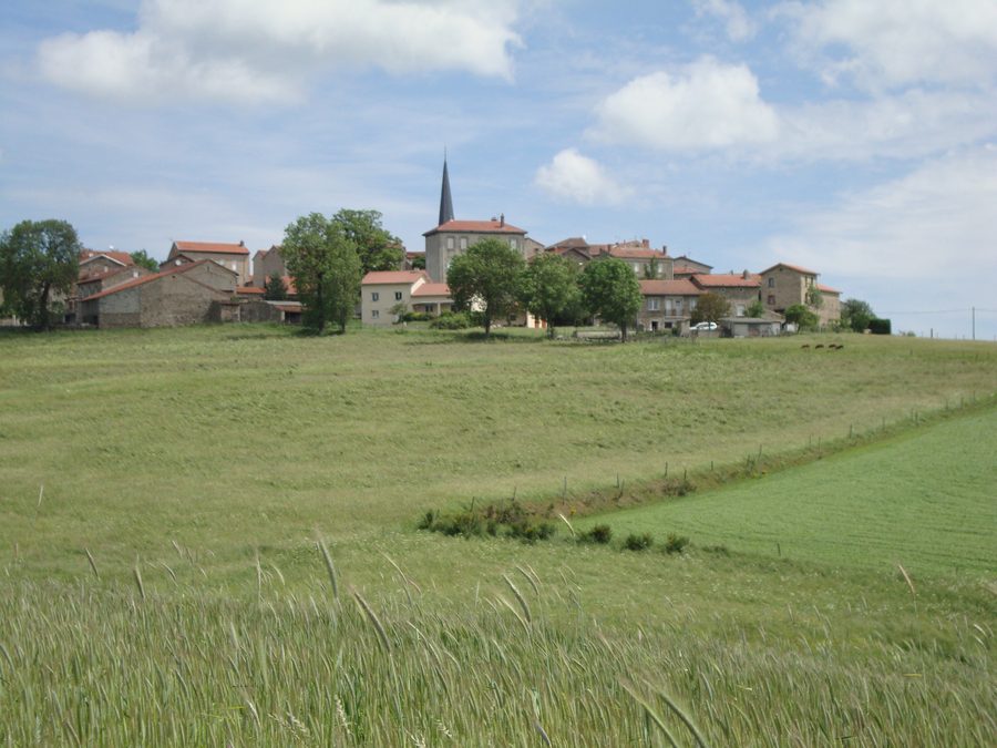 Пейзаж в районе Saint-Victor-Malescours с видом на деревню