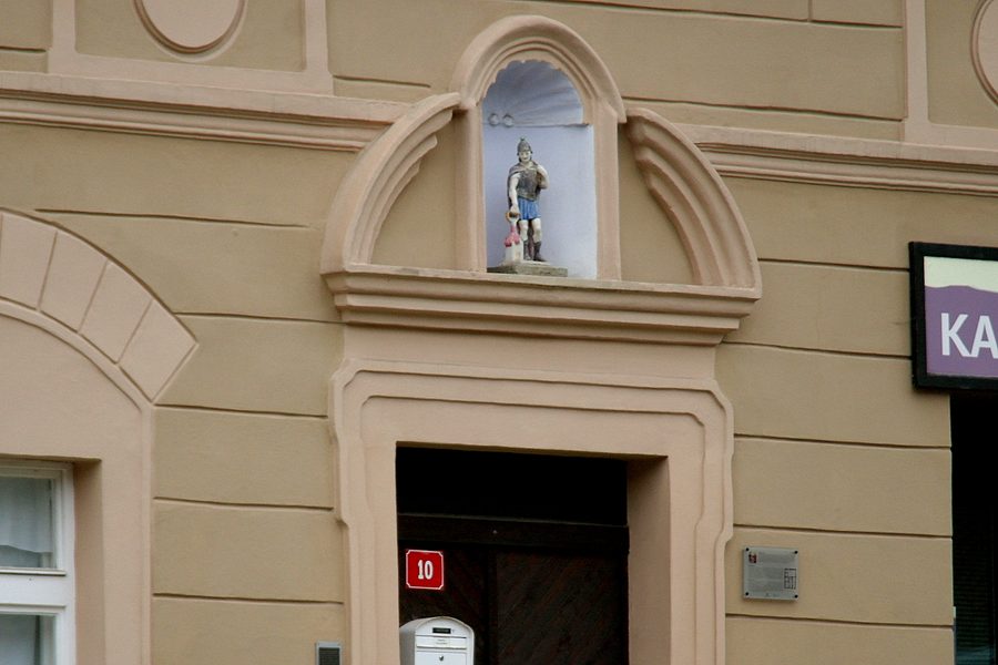 Исторический бюргерский дом на площади Náměstí Republiky в Яхимове