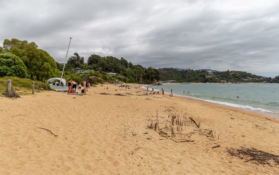 Песчаный пляж Little Kaiteriteri со спокойной голубой водой.