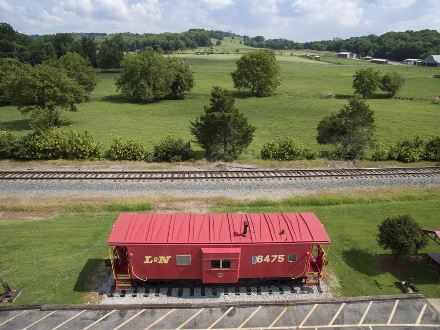 Вид с воздуха на Caboose и Preservation Park в Thompson's Station, Tennessee