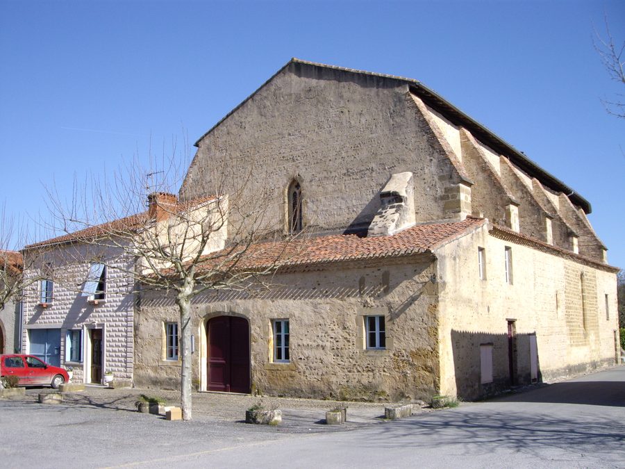 Внешний вид Monastère des Carmes в Три-сюр-Байз, Верхние Пиренеи, Франция