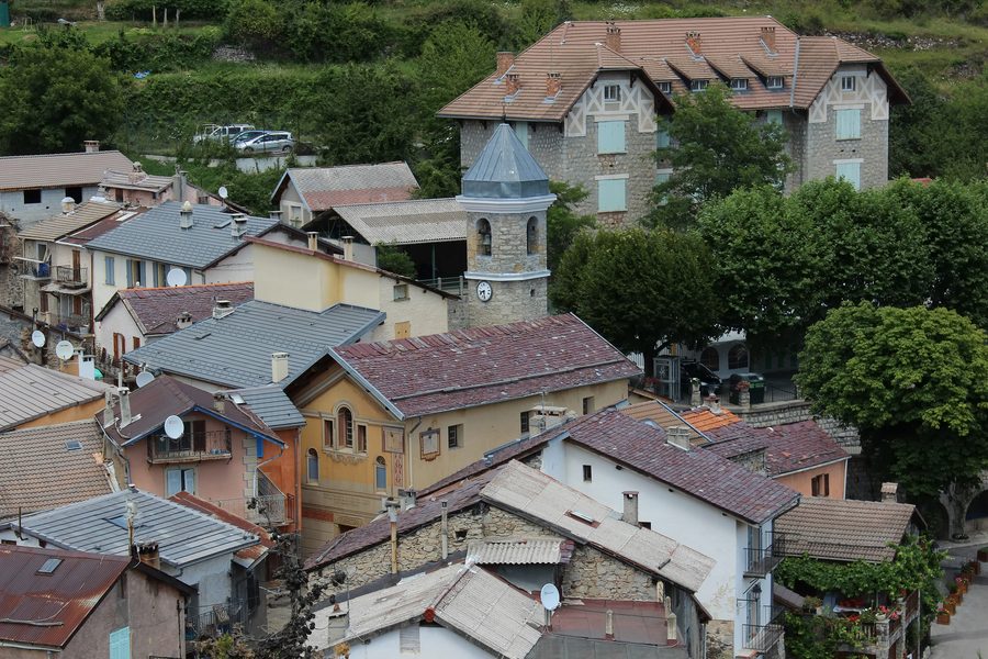 Центр деревни Римпла с её колокольней