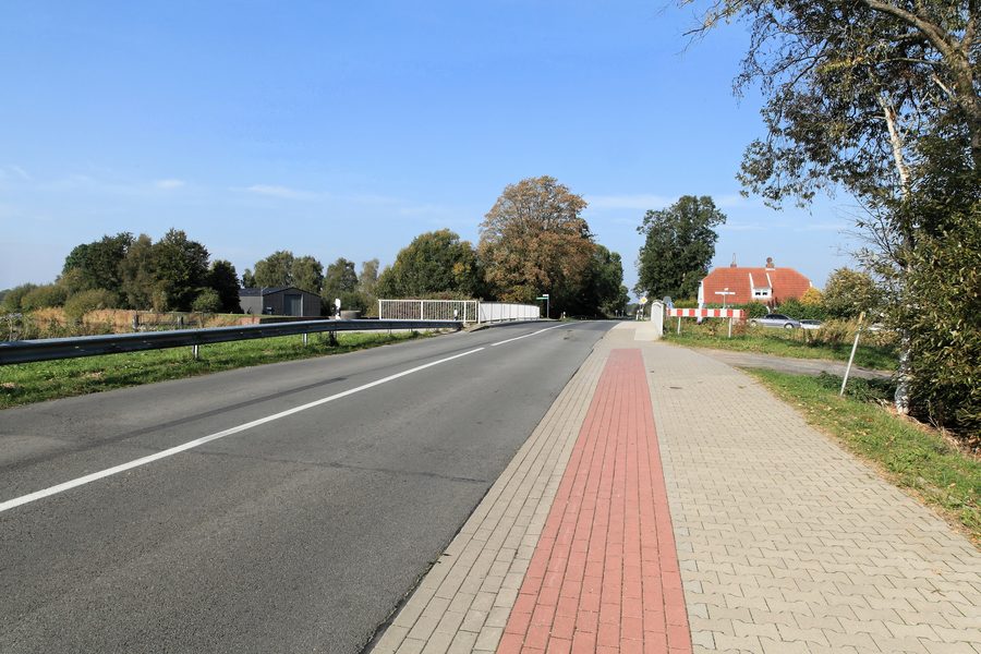 Улица Бургштрассе с мостом через канал Нордгеоргсфехн в Детерне