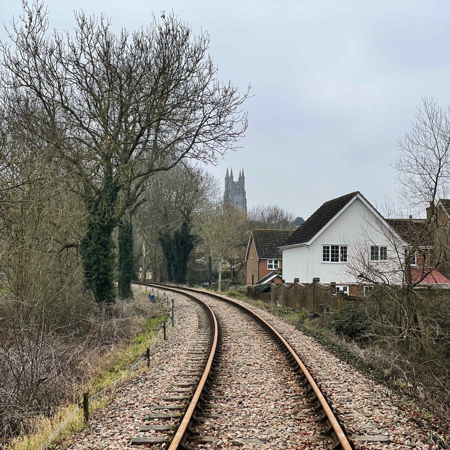 Поезд Kent and East Sussex Railway, следующий в сторону Тентердена через сельскую местность