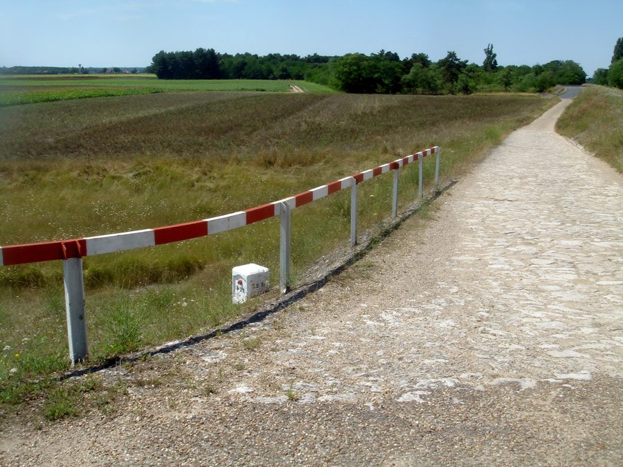 Переливная плотина у Жаржо в департаменте Луаре в долине Луары