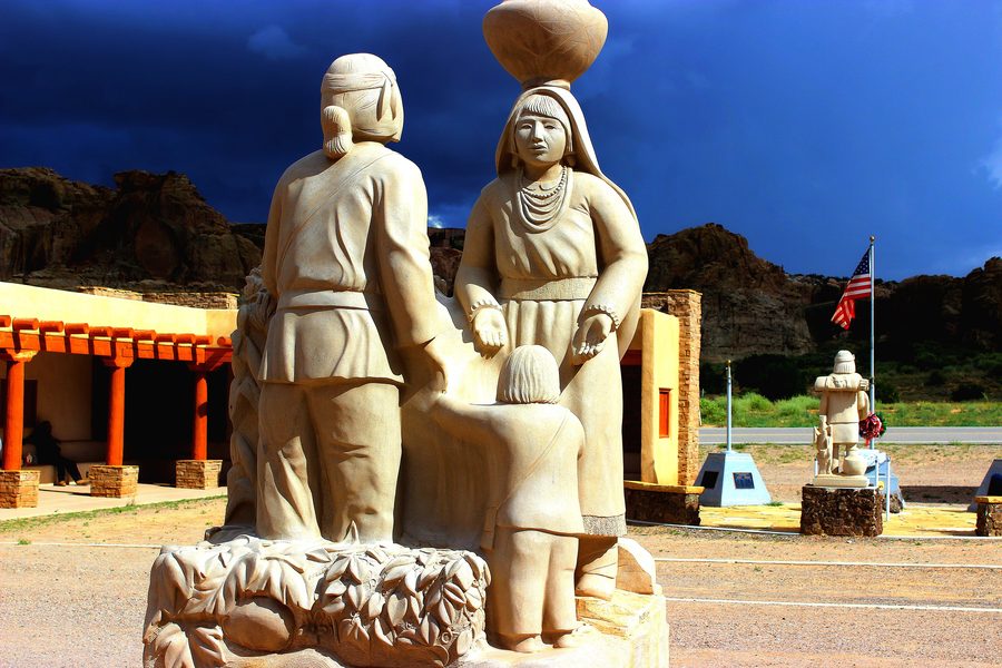 Автобус тура Haaku Museum на Plaza Acoma Pueblo, New Mexico