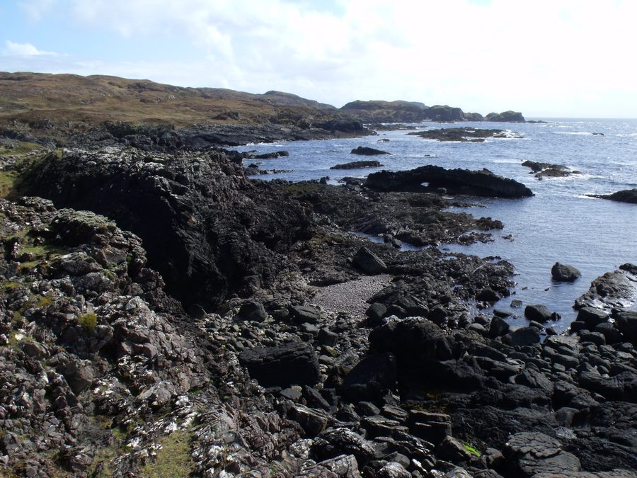 Береговая линия к югу от Rubh' an Iasgaich в Aird of Sleat