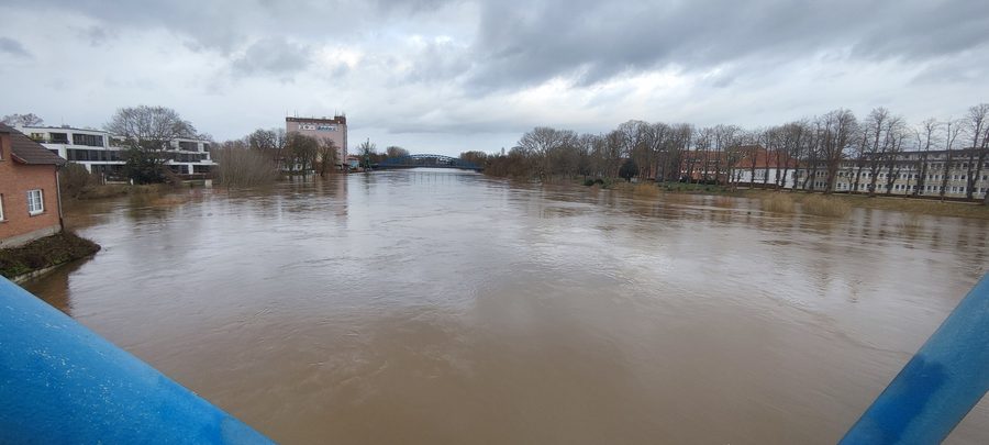 Половодье на Везере в Нинбурге, вид с моста Wesertorbrücke на север