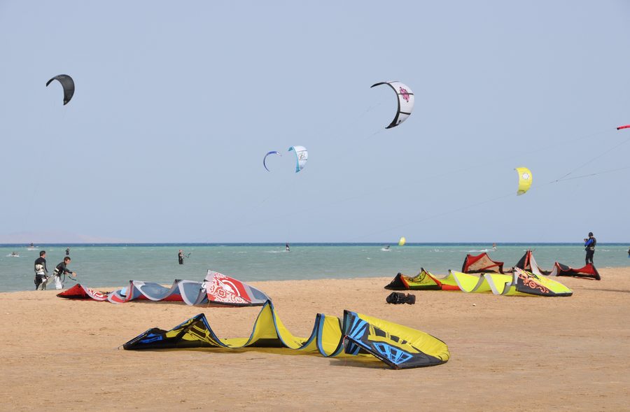 Кайтсерфер на Красном море у пляжа Mangroovy Beach в Эль-Гуне