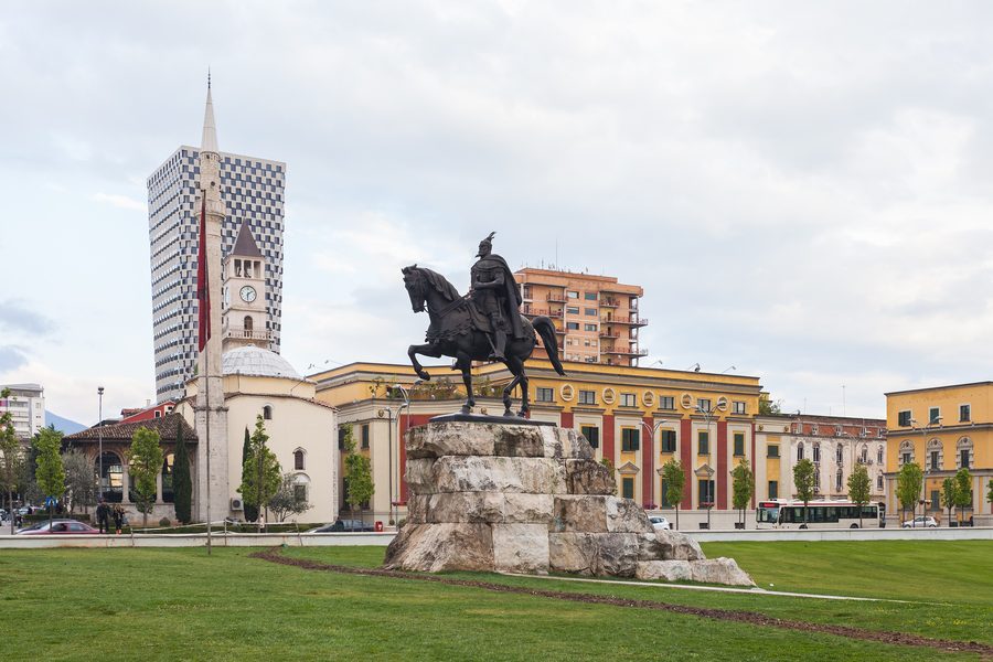 Памятник Скендербегу в центре Тираны.