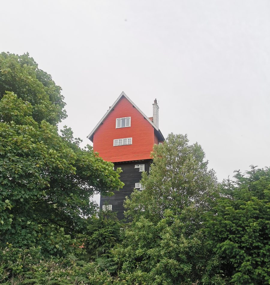 House in the Clouds, заметная бывшая водонапорная башня в Торпенессе