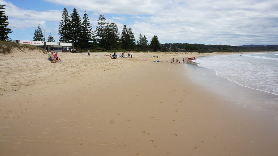 Tathra Beach с побережьем и видом на Surf Life Saving Club
