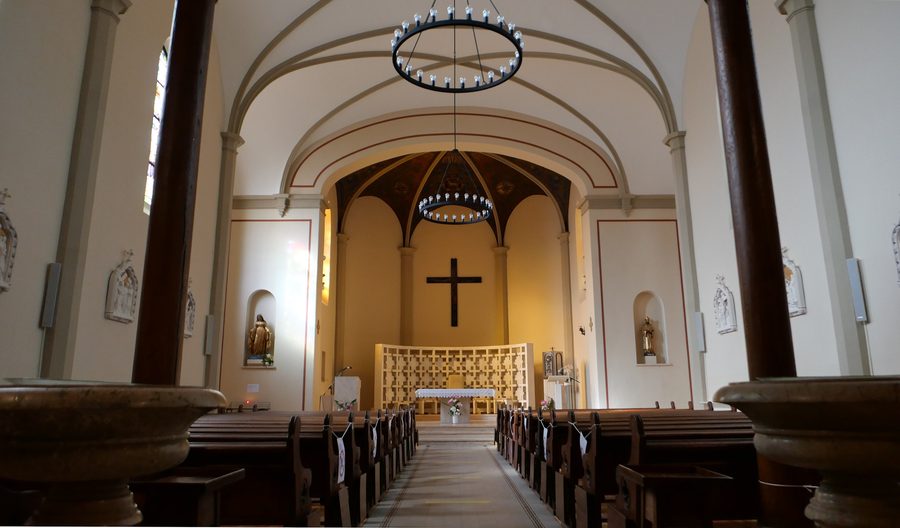 Интерьер католической церкви Saints-Jacques-et-Philippe в Вернье
