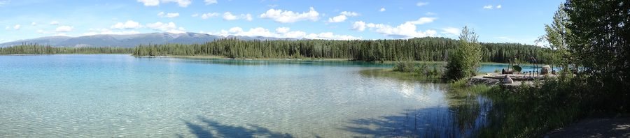 Панорама озера Boya Lake в провинциальном парке Boya Lake рядом с Watson Lake в северной Британской Колумбии.