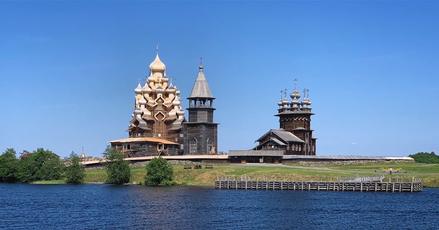 Деревянные церкви Кижского погоста на острове Кижи в Онежском озере.