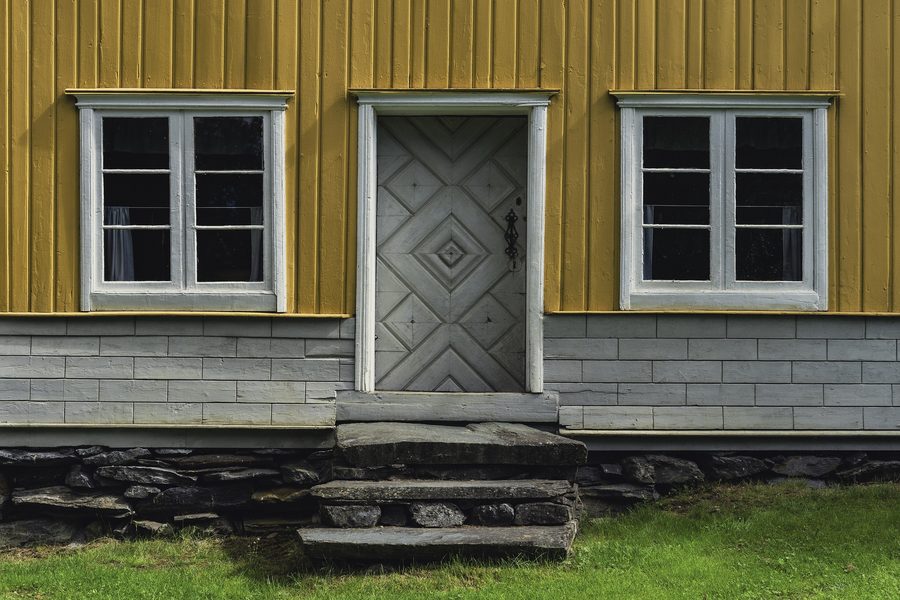 Вход в традиционный норвежский дом в музее Valdres Folkemuseum