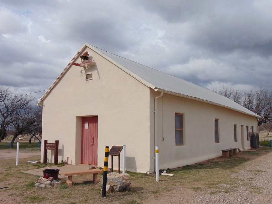 Историческое здание Arivaca Schoolhouse 1879 года в Ариваке, Аризона