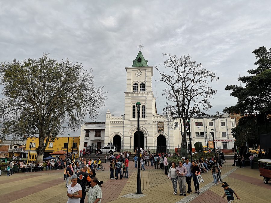 Церковь Санта-Барбара, Санта-Барбара, Антьокия, Колумбия, вид из парка
