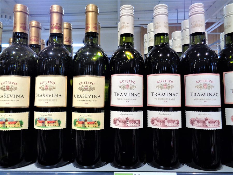 Бутылки вин Graševina и Traminac из жупании Пожега-Славония