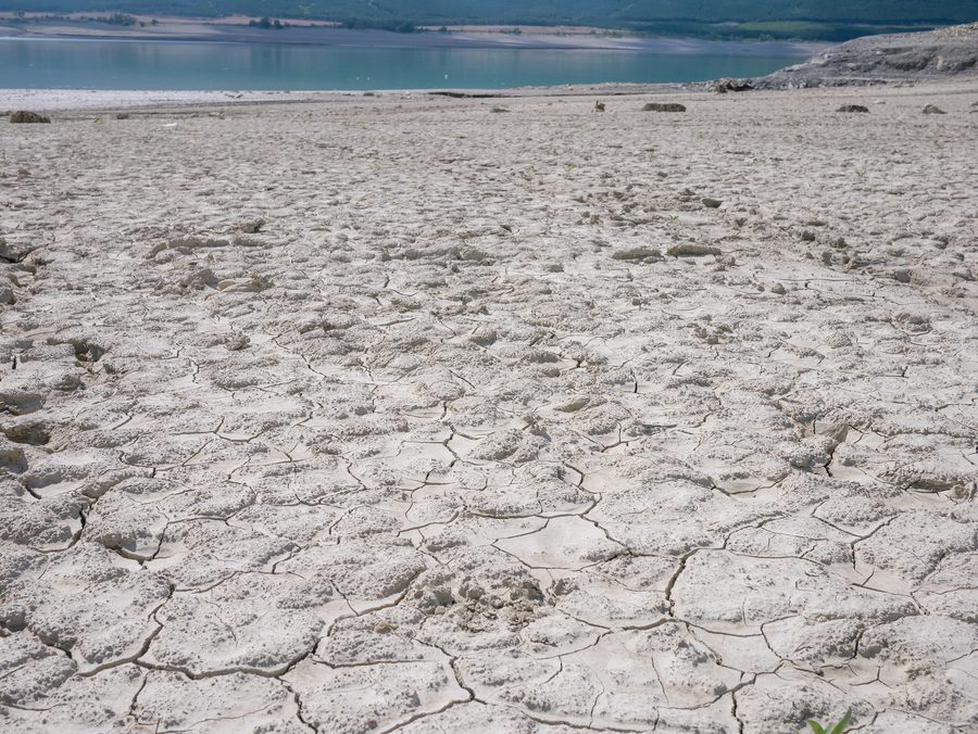 Низкий уровень воды в водохранилище Йеса в Арагоне, Испания