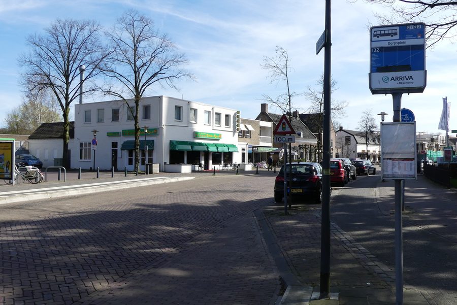 Dorpstraat в Ульвенхауте с автобусной остановкой и рестораном