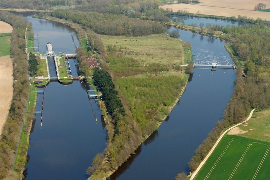 Вид с воздуха на водный ландшафт у Bollingerfähr на канале Dortmund-Ems-Kanal возле Heede