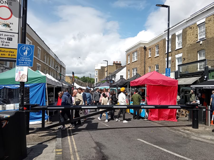 Broadway Market в Хакни с рыночными прилавками и городской атмосферой