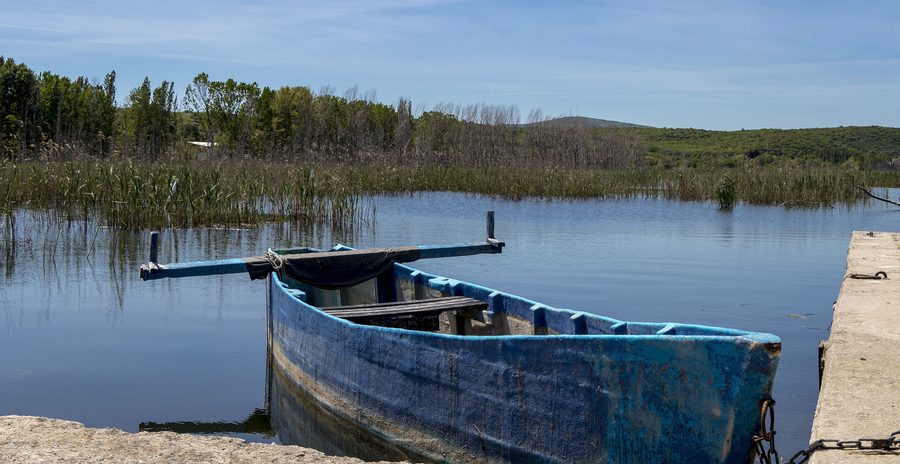 Рыбацкая лодка на озере Доïрани